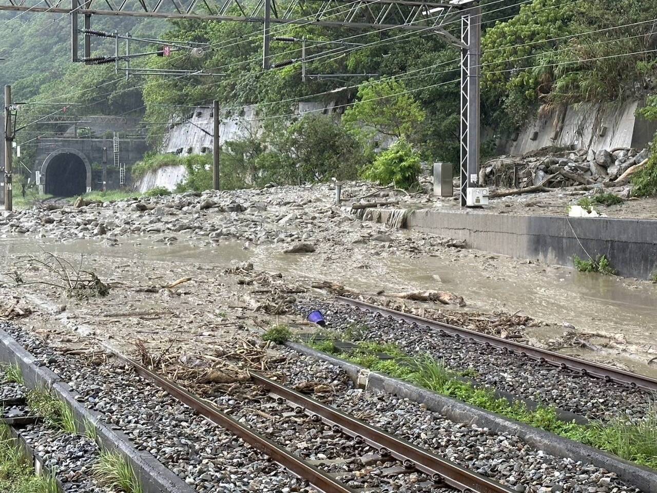 Séismes, fortes pluies et éboulements à Hualien : les voies ferrées à nouveau bloquées