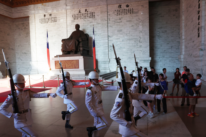 Justice transitionnelle : la relève de la garde quitte le hall du mémorial Tchang Kai-chek