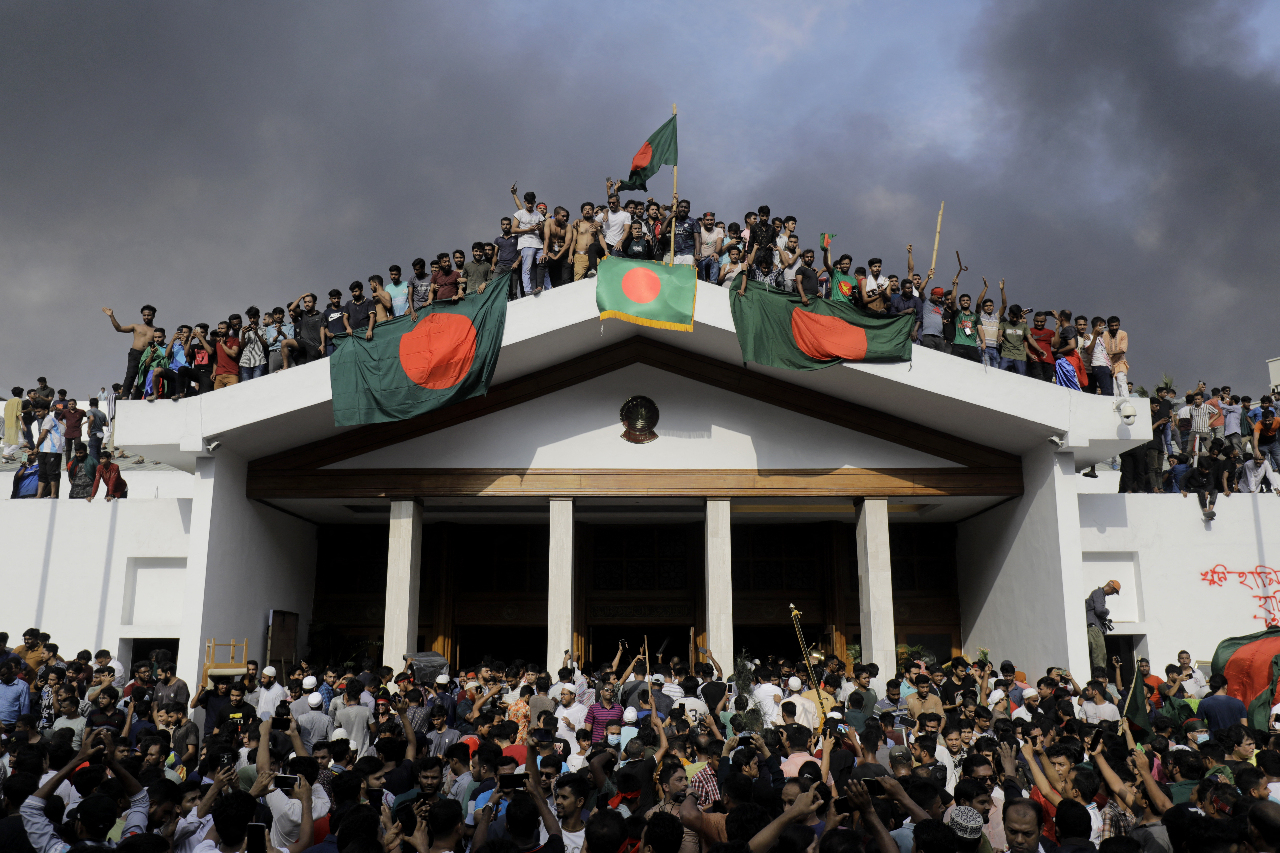 Occupation par les manifestants du palais de la Première ministre bangladaise Sheikh Hasina après son départ précipité en Inde (Image : AFP)