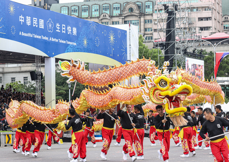 La danse de lion assurée par l'armée de terre (Photo CNA) La danse de lion assurée par l'armée de terre (Photo CNA)