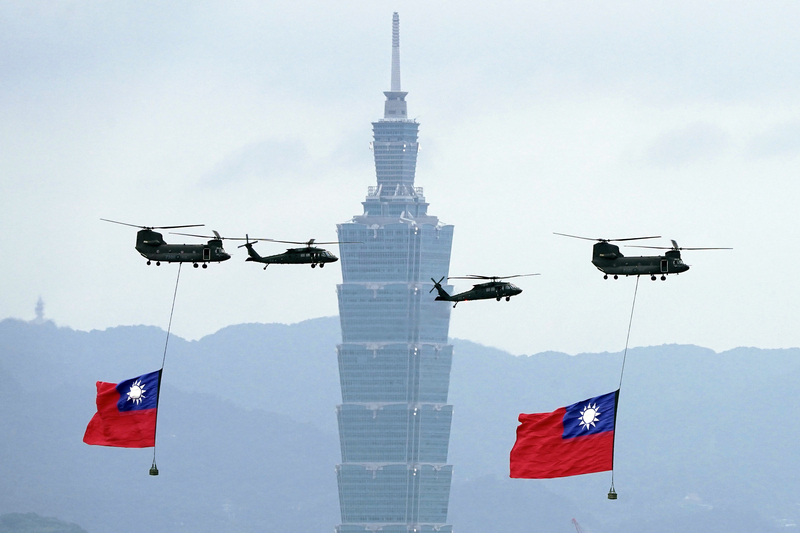 Les hélicoptères CH-47SD et UH-60M tractent le drapeau national dans le ciel de la capitale (Photo CNA) Les hélicoptères CH-47SD et UH-60M tractent le drapeau national dans le ciel de la capitale (Photo CNA)