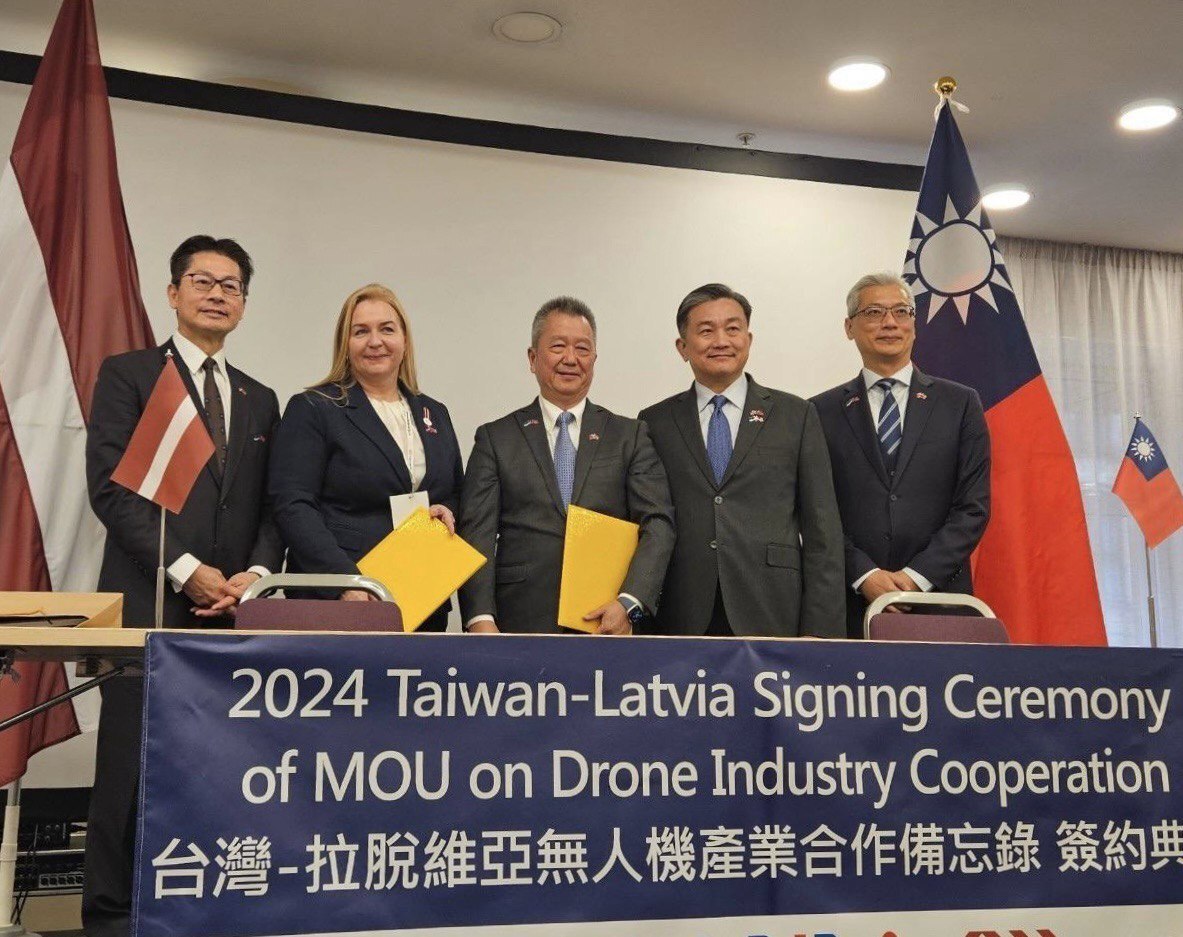 Taïwan et la Lettonie signent un protocole d'entente pour promouvoir la coopération dans l'industrie des drones