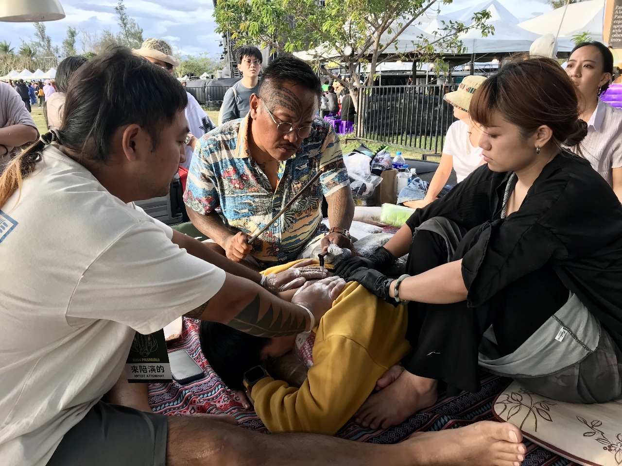 Le maitre tatoueur Paiwan Cudjuy Patjidres au festival PASIWALI (Image : RTI/Lisa Duffaud)