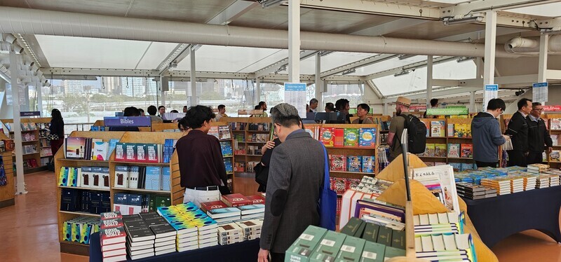 Un bateau-bibliothèque amarré au port de Kaohsiung