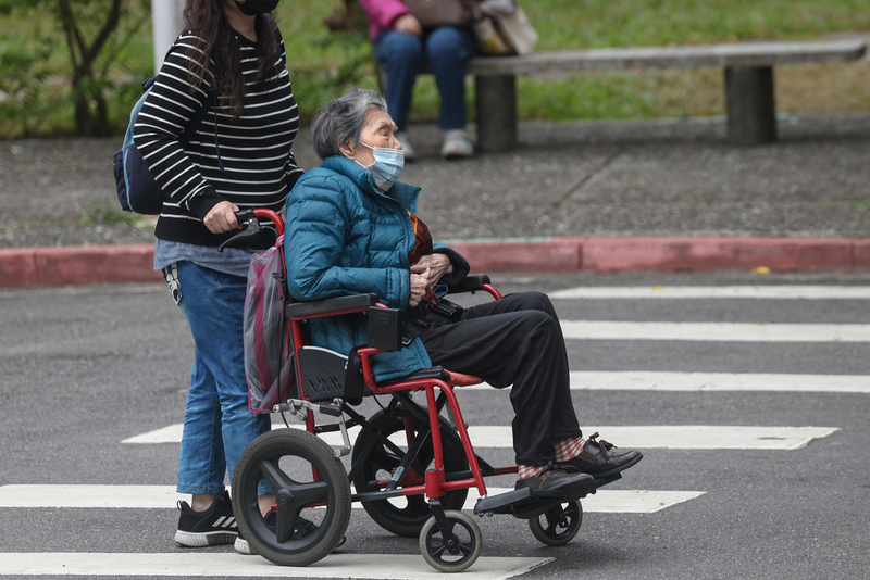 Le Parlement exempte les plus de 80 ans d’évaluation médicale pour l’embauche d’aides étrangères