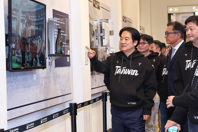 Le Président de la République inaugure l’exposition « Behind the Champion »