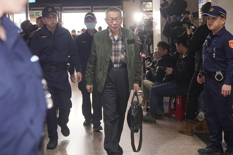 Ko Wen-je se rendant à l'audience le 2 janvier pour savoir si sa libération provisoire sera prolongée ou non (photo : CNA)