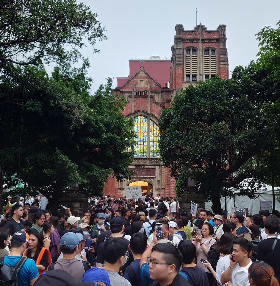 Manifestations autour du Yuan législatif et près de l'église presbytérienne Jinan à Taipei en mai 2024, dix ans après le Mouvement des Tournesols (photo : wikicommons)