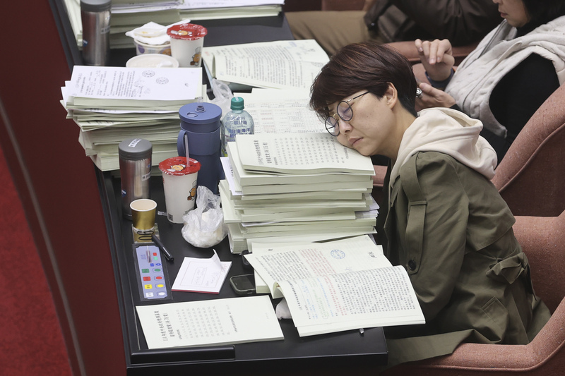 Pause avant la reprise du vote des amendements sur le budget 2025 (photo : CNA)