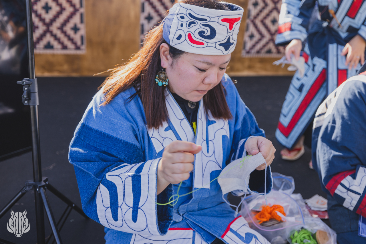 Muraki Miyuki, Ryoma Mogi et Ito Satomi sont tous les trois Aïnous et travaillent à Upopoy, un musée et parc national aïnou créé en 2020 à Shiraoi (Hokkaido). Ils étaient venus à Taiwan en novembre 2024 pour le festival PASIWALI, où ils ont donné plusieurs représentations de danse, de musique et d'artisanat traditionnel aïnous (Image : PASIWALI)