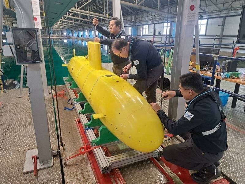 Les spécialistes de construction navale terminent leur formation en Angleterre
