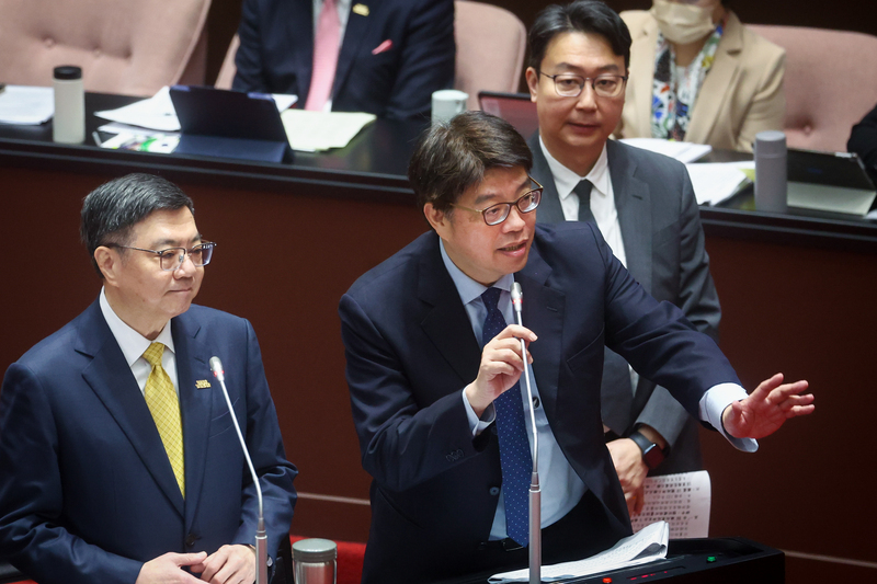Vérification des cartes d’identité chinoises : le gouvernement se concentre sur les militaires, les fonctionnaires et les enseignants