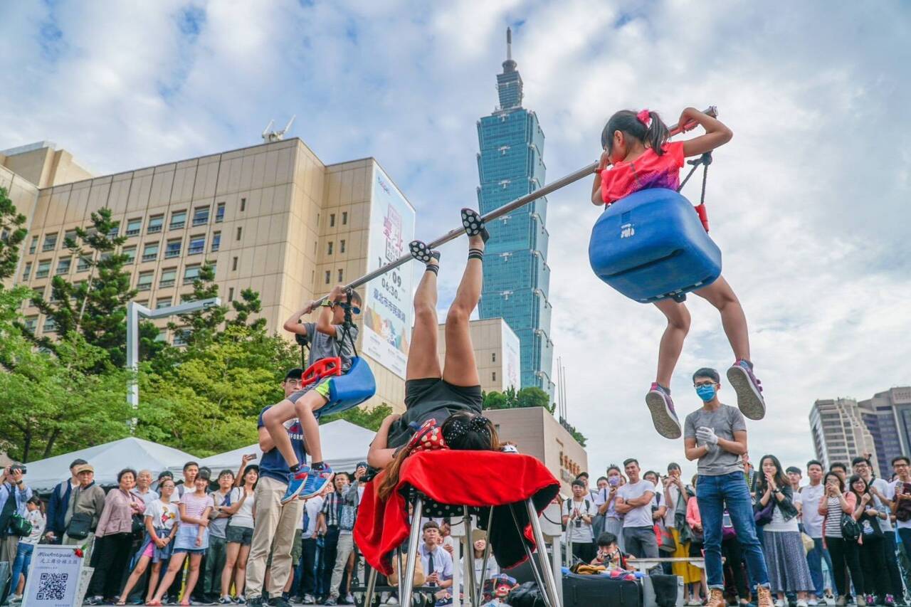 Liwei : des pieds qui font tourner la tête par leur jongle