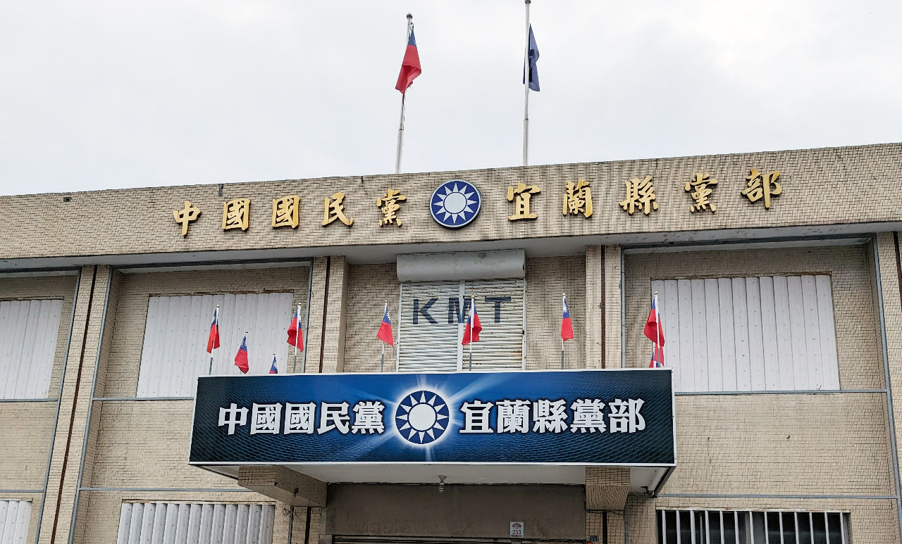 Soupçons de fausses signatures : quatre personnes du KMT placées en détention provisoire