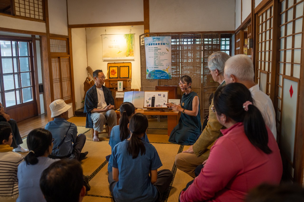 Chao Cang (à gauche) et Tang-Li-fang (à droite) ont respectivement illustré et rédigé le nouveau livre La Noblesse du Bambou (竹君子), qu'ils présentent sous forme de Kamishibai à Yunlin Story House (photo : Sasa)