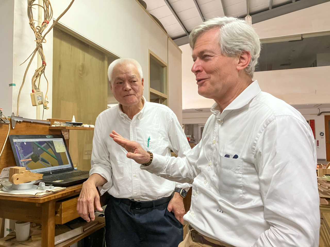 Avec Gunter Pauli dans l'atelier de Larry Liu, magicien du bambou