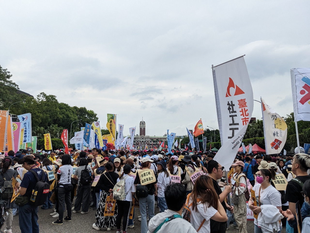 Fête du Travail : 5000 personnes défilent pour réclamer plus de congés, une baisse du nombre d'heures de travail et pour dénoncer le harcèlement au travail