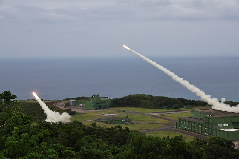 Taïwan effectue des exercices de tirs réels pour tester le nouveau système de lance-roquettes et missiles HIMARS