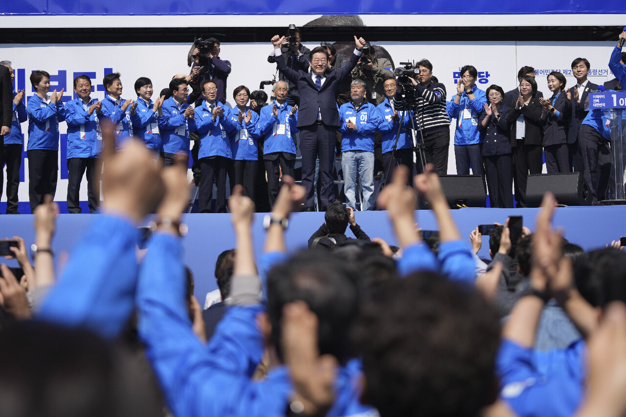 Le candidat du Parti démocrate Lee Jae-myung lors de son meeting de campagne, hier, dans le centre de Séoul (Image : AP)