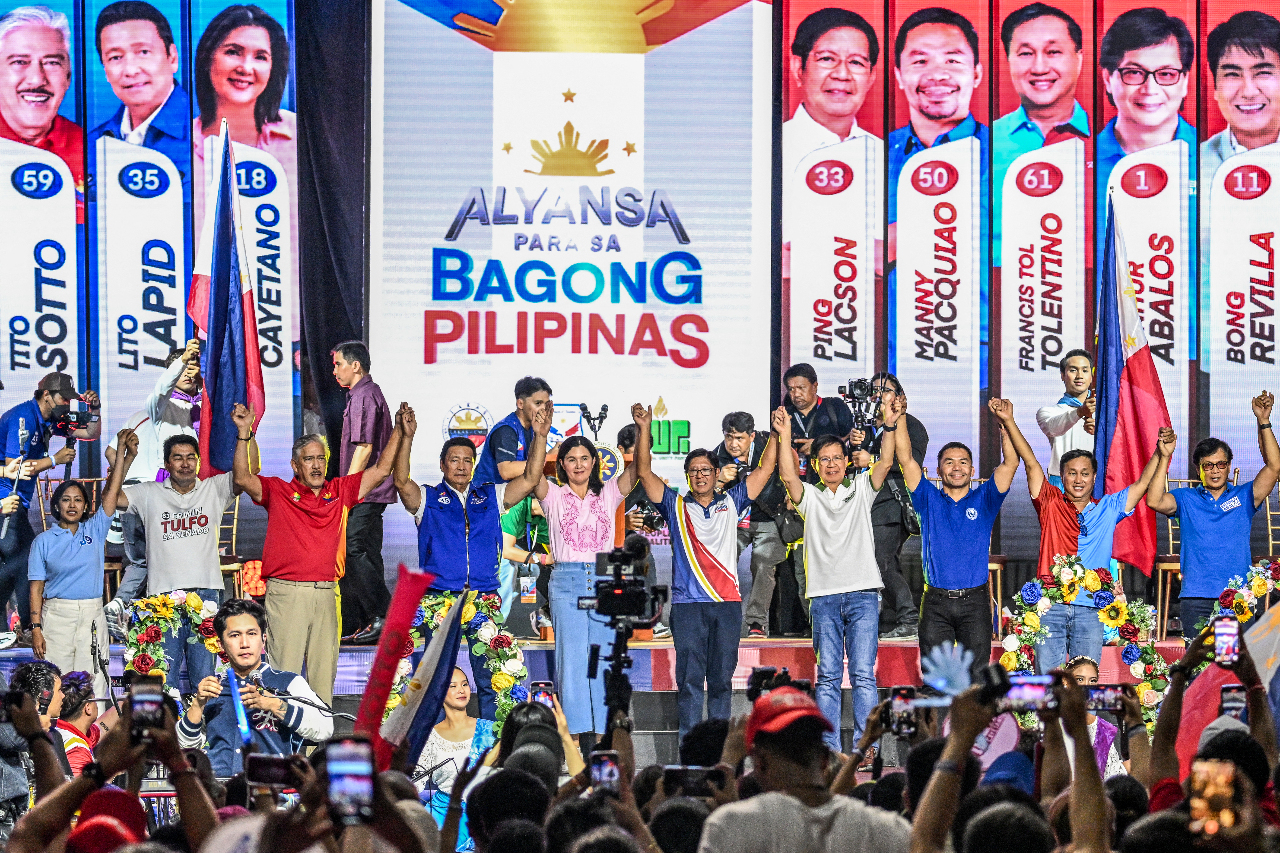 Le président philippin Ferdinand Marcos Jr. (cinquième sur la droite) lors d'un meeting de campagne pendant la campagne électorale des élections générales de mi-mandat (Image : AFP)