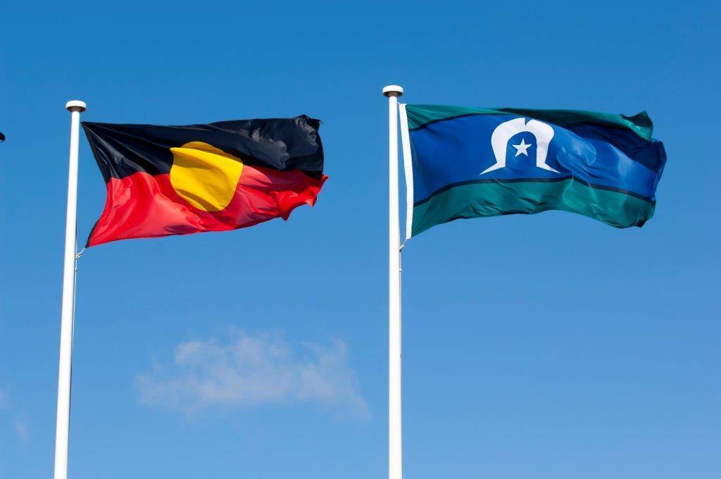Les drapeaux des peuples Aborigènes d’Australie et des peuples insulaires du Détroit de Torrès (Image : Facebook / L'Australie en Nouvelle-Calédonie et Wallis et Futuna)