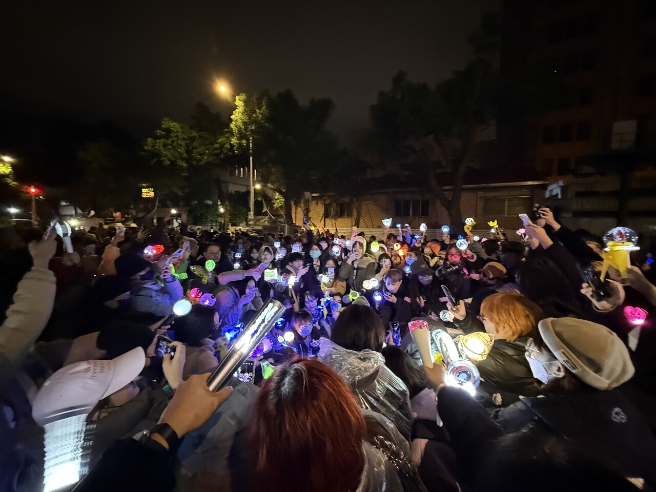 Les fans de Kpop apportent leurs lampes lors des manifestations devant le Parlement, à Taïwan (photo : Aki, aimable crédit)