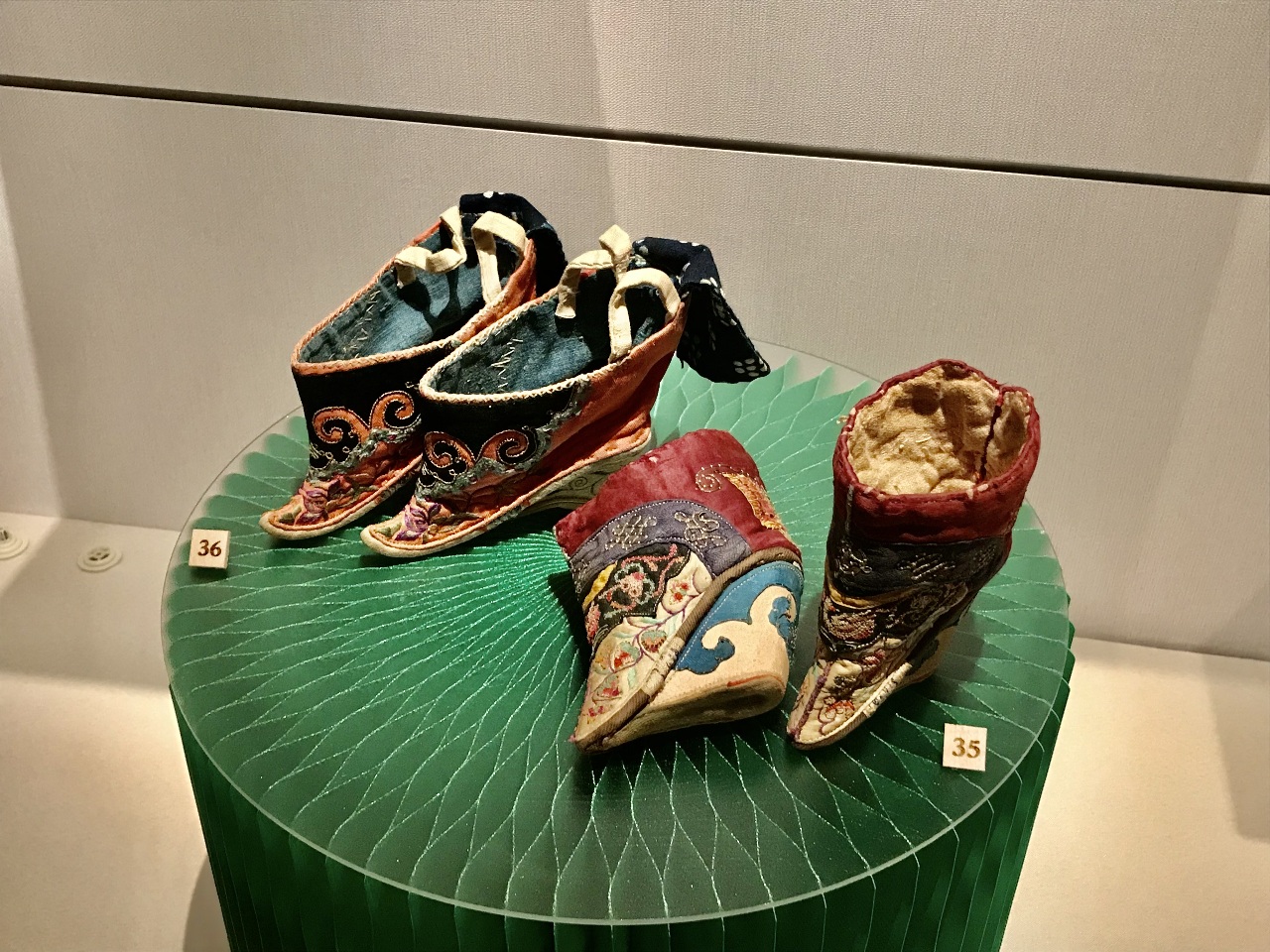 L'exposition consacrée à la pratique des pieds bandés au Musée de Beitou peut se visiter jusqu'au 16 novembre 2025 (Image : RTI / avec l'aimable autorisation du Musée de Beitou)